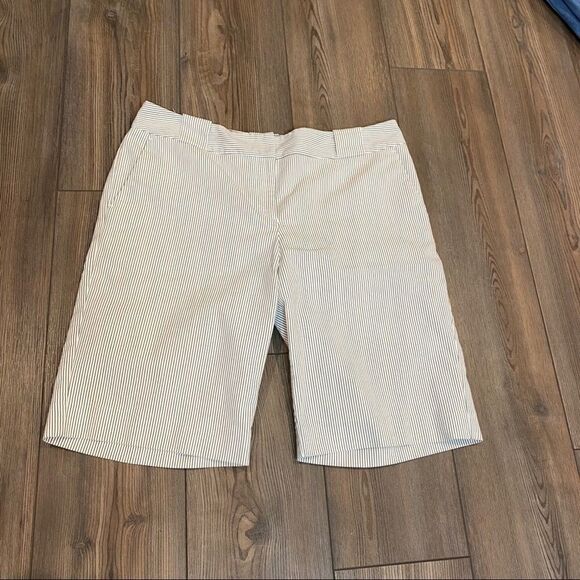Attention Olive Green Striped Stretch Bermudas 10 - Picture 1 of 7
